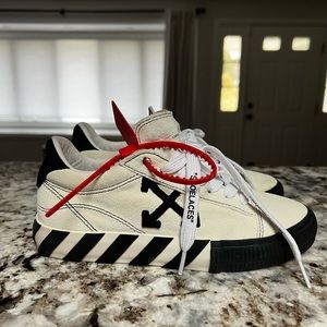 Off white c/o Virgil Abloh low suede sneaker